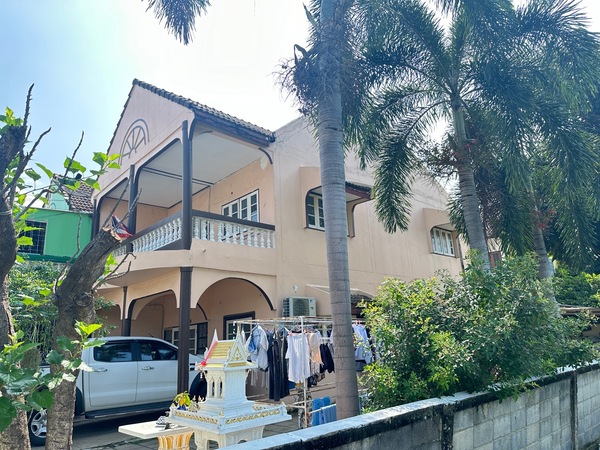 ขายทาวน์เฮ้าส์หมู่บ้านพิพรพงษ์ 1 ขนาดที่ดิน 60 ตรว. หลังริมติดทางเข้าออกด้านหลังตลาดสี่มุมเมือง แขวงสนามบิน เขตดอนเมือง กรุงเทพฯ