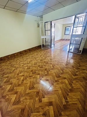  รหัส M3721ขายทาวน์เฮ้าส์ 2 ชั้น 19 ตร.วา ตกแต่งใหม่น่าอยู่ ใกล้ชุมชนอ่างศิลา ราคาโดนใจทาวน์เฮ้าส์  2 ชั้น 19 ตร.วา หมู่บ้าน รัชกร อ่างศิลา  ต่อเติมหน้าบ้านและหลังบ้านใหม่ทั้ง 2 ชั้น เนื้อที่ใช้สอย 152 ตร.เมตร พื้นปูกระเบื้อง และทำฝ้าใหม่ พร้อมมุ้งลวด เหล็กดัด มีหน้าต่างเปิดรับลมทั้งหน้าและหลังบ้าน ตัวบ้านอยู่ที่ลาดเชิงเขา น้ำไม่ท่วม ลมดีบรรยากาศโปร่ง โล่ง เย็นสบาย 