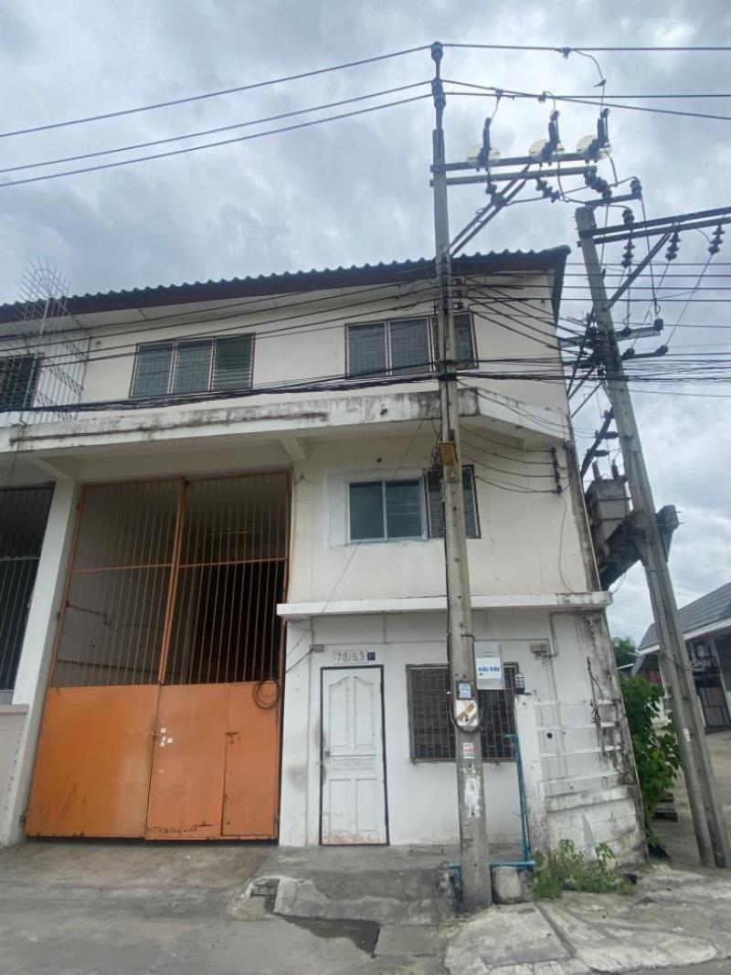 ให้เช่าคลังสินค้า โกดัง สำหรับ SME ท่าอิฐ บางรักพัฒนา รัตนาธิเบศร์ พร้อมออฟฟิศราคาเช่า 36,000 บาท / เดือน ( สัญญาปีต่อปี ประกัน 2 เดือน ล่วงหน้า 1 เดือน )ที่ตั้ง ถนนบางกรวย-ไทรน้อย ตำบลบางรักใหญ่ อำเภอบางบัวทอง นนทบุรีติดต่อ : คุณภัสพงณ์ 0634098164Line : deedaa23เนื้อที่ 50 ตารางวา พื้นที่ใช้สอย 300 ตารางเมตร จำนวน 3 ชั้น 3 ห้องนอน 3 ห้องน้ำรายละเอียด- ชั้น 1 เป็นพื้นที่คลังสินค้า และพื้นที่ต้