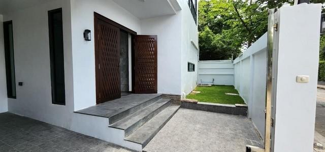 PT12 ให้เช่า โฮมออฟฟิศ Home office หรู 3 ชั้น 600 ตรม. ใจกลางสุขุมวิท สุขุมวิม71 ปรีดีพนมยงค์ 26 ใกล้ทางด่วน ใกล้ BTS พระโขนง เดินทางสะดวก ราคาเช่า 300,000 บาท/เดือนติดต่อ คุณช่อผกา 0616198565 LINE 0616198565Home office หรู 3 ชั้น ใจกลางสุขุมวิท ซอยสุขุมวิม71 ปรีดีพนมยงค์ 26รายละเอียด :พื้นที่ใช้สอยกว่า 600 ตารางเมตร4 ห้องนอน พร้อมห้องน้ำในตัว,1 ห้องครัวและห้องทานข้าวพร้อมระเบียงขนาดใหญ่,1 living room,1 ห้องอเนกประสงค์ชั