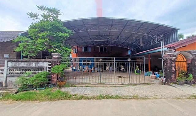 รายละเอียดเพิ่มเติมCode ID :    PKK02-13059ราคาขาย        3,839,000 บาท- ขนาดพื้นที่ :    245 ตร.ว (2 งาน / 45 ตร.ว) - พื้นที่ใช้สอย :     235.28 ตร.ม- จำนวนห้อง :    2 ห้องนอน - ห้องน้ำ- ที่จอดรถ :    1-2 คัน- บ้านครึ่งตึกครึ่งไม้  :      2 ชั้น- บ้านครึ่งตึกครึ่งไม้หันทางทิศ : -- อายุอาคาร :    51 ปีพิกัดทรัพย์ :  https://maps.app.goo.gl/HC2qLrAMFEDebrDR8สถานที่ใกล้เคียง- ใกล้โรงพยาบาลส่งเสริมสุขภาพตำบลคูหา- ใกล้โรงเรียนบ้านคูหา- ใกล้โรงเรียนบ้านล่องควน- ใ