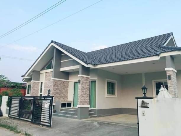 ให้เช่า 16,000 บาท/เดือน 83 ตรว. 3 นอน 2 น้ำ #โซนหางดง บ้านเดี่ยวชั้นเดียว #พร้อมเฟอร์นิเจอร์ #บ้านใหญ่สนามหญ้ากว้าง ทำเลดี เดินทางสะดวก #ใกล้สนามกีฬาเทศบาลหางดง สิ่งอำนวยความสะดวกครบครันขนาดที่ดิน 83 ตร.ว.พื้นที่ใช้สอย 123 ตร.ม.3 ห้องนอน 2 ห้องน้ำ1 ห้อง1 ห้องครัวสามารถจอดรถในบ้านได้ 2 คัน แอร์ 3 ตัว (ติดครบทุกห้องนอน)ทีวี 1 เครื่องตู้เย็น ตู้ เตียง โต๊ะทานข้าวโซฟา เครื่องซักผ้