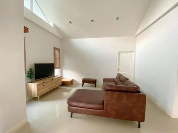 ให้เช่า 16,000 บาท/เดือน 83 ตรว. 3 นอน 2 น้ำ โซนหางดง บ้านเดี่ยวชั้นเดียว พร้อมเฟอร์นิเจอร์ บ้านใหญ่สนามหญ้ากว้าง ทำเลดี เดินทางสะดวก