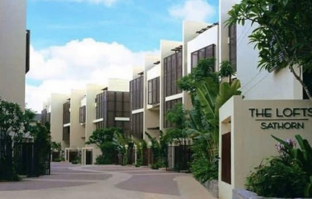 ขายทาวน์โฮม เดอะลอฟ สาธร1 กลางใจเมือง ใกล้สิ่งอำนวยความสะดวกมากมาย การศึกษา การคมนาคม ธุระกิจการติดต่อ ติดต่อ  อรัชพร  081-4-888-799Line id:house169ราคาขาย        36,000,000ล้านบาทค่าใช้จ่ายการโอน  50/50บ้านประมาณ     10ปีรายละเอียดทาวน์โฮม 5ชั่น   (รวมชั้นลอย) พื้นที่ 39ตารางวา เนื้อที่ใช้สอย 390ตารางเมตร-4 ห้องนอน-5 ห้องน้ำ-3 ที่จอดรถ-มีห้องแม่บ้านแยกขายพร้อมเฟอร์นิเจอร์บิวท์อินสิ่งอำนวยความสะดว