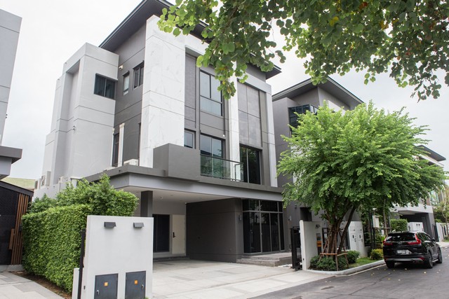 ให้เช่าบ้านเดี่ยววิลล่า 3 ชั้น The Gentry เอกมัย-ลาดพร้าว ตกแต่งสไตล์ Modern Luxury เฟอร์ใหม่ทั้งหลัง บ้านใหม่ไม่เคยเข้าอยู่ ใกล้เลียบด่วน 