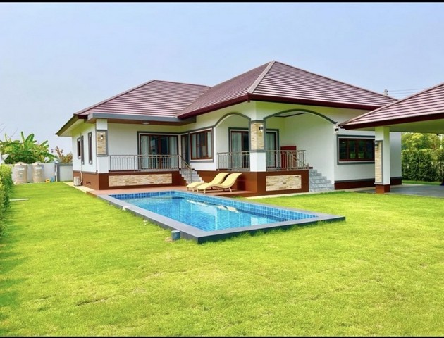 ขายบ้านพูลวิลล่า เนื้อที่ 188 ตร.ว. ตำบลเชิงดอย อำเภอดอยสะเก็ด จังหวัดเชียงใหม่  รหัส TTR 1587    ประเภทอสังหา ฯ บ้านเดี่ยว    ขนาดที่ดิน 188  ตร.ว.    พื้นที่ใช้สอย 305  ตร.ม.    จำนวนชั้น 1 ชั้น    ห้องนอน:4, ห้องน้ำ:4, ห้องรับแขก: 1, ห้องครัว: 1    เครื่องปรับอากาศ 7 เครื่อง    ที่จอดรถ 4 คัน รายละเอียดบ้านพูลวิลล่า บ้านเพิ่งสร้างเสร็จใหม่ๆ พร้อมเฟอร์นิเจอร์ครบ  สามารถหิ้วกระเป๋าเข้าอยู่ได้เล