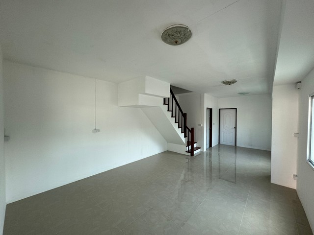 ขายถูกทาวน์เฮ้าส์ 2 ชั้น หมู่บ้านพฤกษา 5 พุทธมณฑลสาย 5หลังหัวมุม 2 ห้องนอน 2 ห้องน้ำ เนื้อที่ 26.41 ตารางวา- ต่อเติมครัวและหลังคาจอดรถแล้วทำเลดี**ราคา 2,300,000 บาท (ค่าโอนคนละครึ่ง)ที่ตั้ง : ตำบลไร่ขิง อำเภอสามพราน จังหวัดนครปฐมสถานที่ใกล้เคียง- ปากซอยหมู่บ้าน- บิ๊กซี- โลตัส- แม็คโคร- เซ็นทรัลศาลายา- วัดไร่ขิง- ตลาดน้ำดอนหวาย- มหาวิทยาลัยมหิดล- มหาวิทยาลัยเทคโนโลยีราชมงคลร