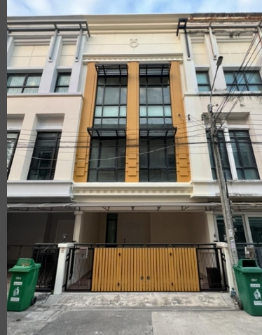ให้เช่าและขาย ทาวน์โฮม 3 ชั้น บ้านกลางกรุง บางนา มี 3 ห้องนอน 4 ห้องน้ำ