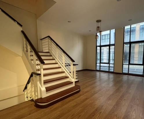 ให้เช่าและขาย ทาวน์โฮม 3 ชั้น บ้านกลางกรุง บางนา มี 3 ห้องนอน 4 ห้องน้ำ