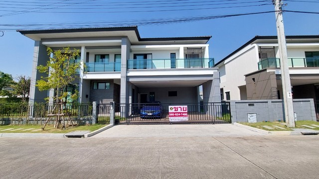 ขายบ้านเดี่ยว 2 ชั้น The City ราชพฤกษ์ ปิ่นเกล้า, CODE: SH015 MKT25The City ราชพฤกษ์ ปิ่นเกล้า114 ตร.วา 375 ตร.ม2 ชั้น 5 นอน 6 น้ำ 3 จอด + ห้องแม่บ้านและห้องน้ำแม่บ้านต่างหากทิศ SEบ้านเดี่ยวหลังใหญ่อลังการ ทำเลสวยสุดในโครงการถนนเมน แปลงมุม ติดบ้านหลังอื่นเพียงด้านเดียว อีกด้านข้างบ้านเป็นสวนหย่อมวิวสระว่ายน้ำ และสวน ตรงข้ามคลับเฮาส์ โปร่งโล่งบรรยากาศดีมากขนาดที่ดิน 114 ตร.วา สวนข้างบ้านก