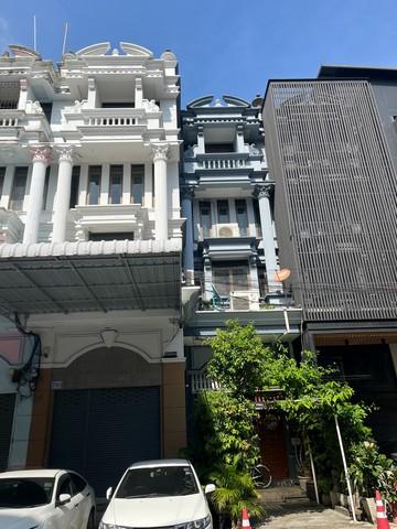 ให้เช่าอาคารพาณิชย์ 5 ชั้น Ekamai Complex ระหว่างเอกมัย 19 กับ 21 ทาสีใหม่ทั้งหลัง ใกล้ BTS เอกมัย