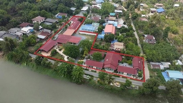 ขายที่ดินริมน้ำโฉนด  2 ไร่ 96 ตารางวา ขายเหมาพร้อมสิ่งปลูกสร้าง 17 หลัง(บ้านริมน้ำ 7 หลัง บ้านพักวิวสวน 6 หลัง บ้านเรือนไม้สองชั้นหลังใหญ่ 1 หลัง ห้องประชุม 2 หลัง โรงอาหารริมน้ำ 1 หลัง) มีพื้นที่เพิ่มใช้ประโยชน์ติดริมน้ำยาว 100 เมตร ลดราคาพิเศษรับปี 2567 ขายเหมา 2 ไร่ ลดราคาเหลือไร่ละ 5.5 ล้านบาท ขายถูกมากคุ้มจริงๆ เฉลี่ยราคาบ้านพร้อมที่ดินหลังละ 647,000 บาท บ้านแต่ละหลังตกแ