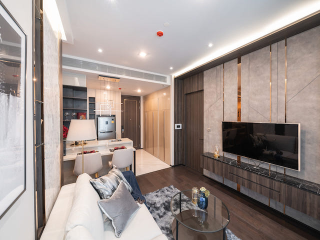 Laviq Sukhumvit 57, clean, private, peaceful, 14th floor, BTS Thonglor.***Service for selling/renting houses, condos and giving advice. If interested, contact at any time***Interested in additional details or pictures or making an appointment to see the room?Contact Ekachai (Aui)T. 089-799-5598Line ID: @auiauiaui001 (add @ in front) (Agent Post)-------------------------------------------------- ------------Room type: 1 bedroom, 1 bathroomSize 45 sq m., 14th floorClean room, beautifully decorated, ready to move in.details-------------------------------------------------- ------------Rental price: 52,000 baht/month-------------------------------------------------- ------------* Complete electrical appliances- Air conditioning- fridge- TV- washing machine-------------------------------------------------- ------------*Nearby important places (Based on information from Google Map)- Gateway Ekamai 950 m.- Emquartier : 1.6 km.- Terminal 21 : 2.8 km.- Bangkok Prep International School: 500 met