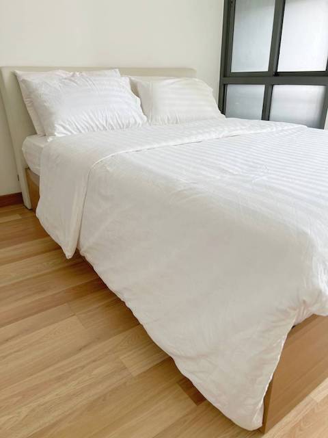 Ideo Blucove, nice, convenient, clean, 10th floor, BTS Udomsuk.***Service for selling/renting houses, condos and giving advice. If interested, contact at any time***Interested in additional details or pictures or making an appointment to see the room?Contact Ekachai (Aui)T. 089-799-5598Line ID: @auiauiaui001 (add @ in front)Room type: 1 bedroom, 1 bathroomSize 34.88 sq m., 10th floorNew, clean room, beautifully decorated, ready to move in.details-------------------------------------------------- ------------Rental price 20,000 baht per month-------------------------------------------------- ------------*Facilities worth using– Swimming pools (3 styles with childrens pools and Spa pools)– Fitness– Gardens (3 styles with gazebos)- library– Others (playground)-------------------------------------------------- ------------*Nearby important places (Based on information from Google Map)1. J Avenue2. The Emporium Department Store3. Soi Thonglor4. BTS. Udomsuk--------------------------