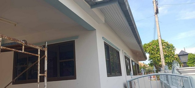 ขายบ้านแฝด 2 หลังติดกัน หมู่บ้านตะวันทอง หัวหินซอย 2 อำเภอหัวหิน จังหวัดประจวบคีรีขันธ์ #รายละเอียดที่ตั้งทรัพย์-บ้านแฝด 2 หลังติดกันเนื้อที่ 135 ตารางวา จำนวน 5 ห้องนอน 4 ห้องน้ำมีสระว่ายน้ำ-ตั้งอยู่หมู่บ้านตะวันทอง หัวหินซอย 2 ตรงข้ามสนามบิน อำเภอหัวหิน จังหวัดประจวบคีรีขันธ์-บ้านรีโนเวทใหม่ทั้งหมดสามารถเข้าอยู่ได้เลย-หมู่บ้านตั้งอยู่ใกล้สนามบินหัวหิน-เด