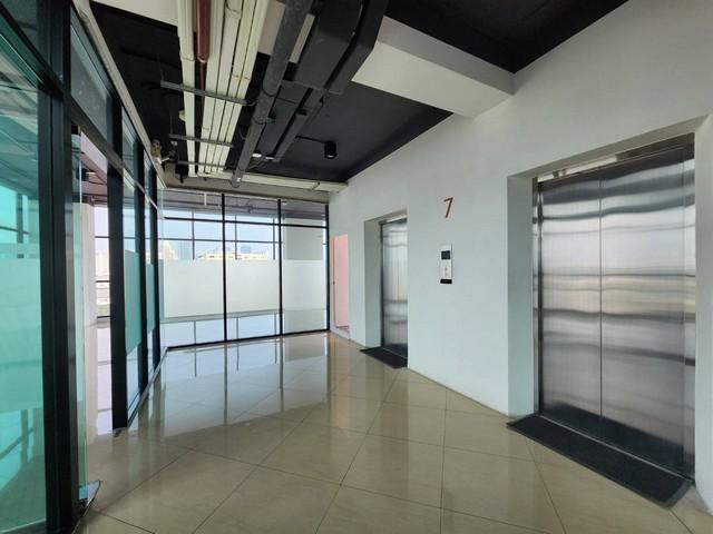 ให้เช่าพื้นที่สำนักงาน ชั้น 7 พื้นที่ 332 ตรม.ย่านสาทร-ถนนจันทน์ พร้อมเฟอร์นิเจอร์ราคาเช่า 150,000 บาท / เดือน ( สัญญาขั้นต่ำ 3 ปี ล่วงหน้า 3 เดือน ประกัน 3 เดือน )ที่ตั้ง ถนนจันทน์ แขวงทุ่งวัดดอน เขตสาทร กรุงเทพมหานครติดต่อ : คุณภัสพงณ์ 063-409-8164Line : deedaa23พื้นที่ใช้สอย 332 ตารางเมตร ชั้น 7 มีห้องทำงาน และห้องประชุมพร้อมใช้งาน จอดรถชั้นใต้ดิน 4 ชั้น และลานจอดรถด้านหลังวิวสูง สาทร - เอเ