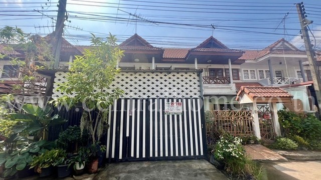 รหัสทรัพย์  5043ทาวน์เฮ้าส์ บ้านวรางกูล รังสิต - ลำลูกกา คลองสาม ที่ตั้ง : ถนนรังสิต-นครนายก ตำบลบึงลาดสวาย อำเภอลำลูกกา ปทุมธานี 12150รายละเอียดทรัพย์- ทาวน์เฮ้าส์  2 ชั้น, ขนาดพื้นที่ 22.5 ตารางวา, พื้นที่ใช้สอย 103 ตารางเมตร- 3 ห้องนอน, 2 ห้องน้ำ, 1 ห้องนั้งเล่น, 1 ห้องครัว, 1 ที่จอดรถ- พื้นบนกระเบื้อง, พื้นล่างกระเบื้อง, หน้าบ้านหันทิศเหนือสิ่งอำนวยความสะดวก - สวนสาธารณะ- รปภ. ตล