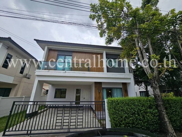 รหัสทรัพย์  4584บ้านเดี่ยว เซนโทร ชัยพฤกษ์ - แจ้งวัฒนะ 2 ตรงข้าม Club houseที่ตั้ง  ถนนชัยพฤกษ์ คลองข่อย ปากเกร็ด นนทบุรี 11120รายละเอียดทรัพย์- บ้านเดี่ยว 2 ชั้น, เนื้อที่ 50.7 ตารางวา, พื้นที่ใช้สอย 178 ตารางเมตร- 4 ห้องนอน, 5 ห้องน้ำ, 1 ห้องนั่งเล่น, 2 ที่จอด - แอร์ 5 เครื่อง, มุ้งลวด, ปั๊มน้ำ, แทงค์น้ำ- หน้าบ้านหันทิศใต้- สภาพบ้านใหม่ อายุบ้าน 3 ปี- ในซอยมีบ้านฝั่งละ 4 หลัง ไม่แออัดสิ่งอำนวย