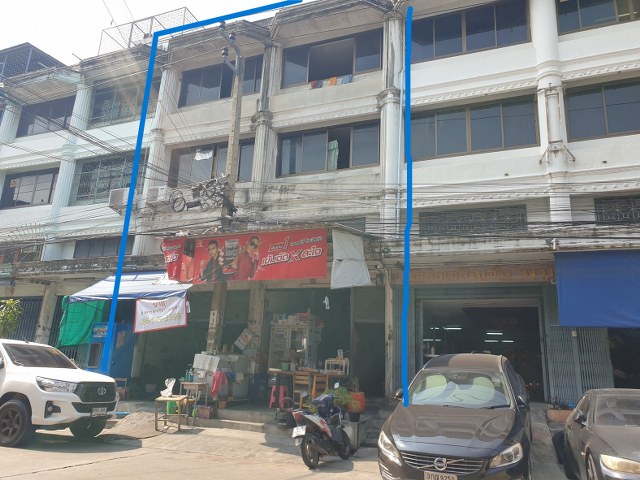 PZ275,PZ277  ขายถูก อาคารพาณิชย์ 3 ชั้นครึ่ง 2 คูหาเนื้อที่ 32.2 ตรว.ซอยเอกชัย 80/2 บางบอน กรุงเทพฯ ราคาขาย 6,000,000 บาท รายละเอียด-ขายอาคารพาณิชย์ 2 คูหา   (ห้องไม่ได้ทะลุกัน)- พื้นที่รวม 32.2 ตร.ว- พื้นที่ใช้สอยรวม  256 ตร.ม- ตัวตึกกว้าง 8 เมตร ลึก 12 เมตร- ด้านหลังมีพื้นที่เหลือเยอะมาก- โครงสร้างแข็งแรง ไม่ทรุด- สภาพเดิมๆ ยังไม่ได้ตกแต่ง(ขายตามสภาพ)- ห่างจากถนนเอกชัยเพียง 50 เมตร**จุดเด่น •เดินท