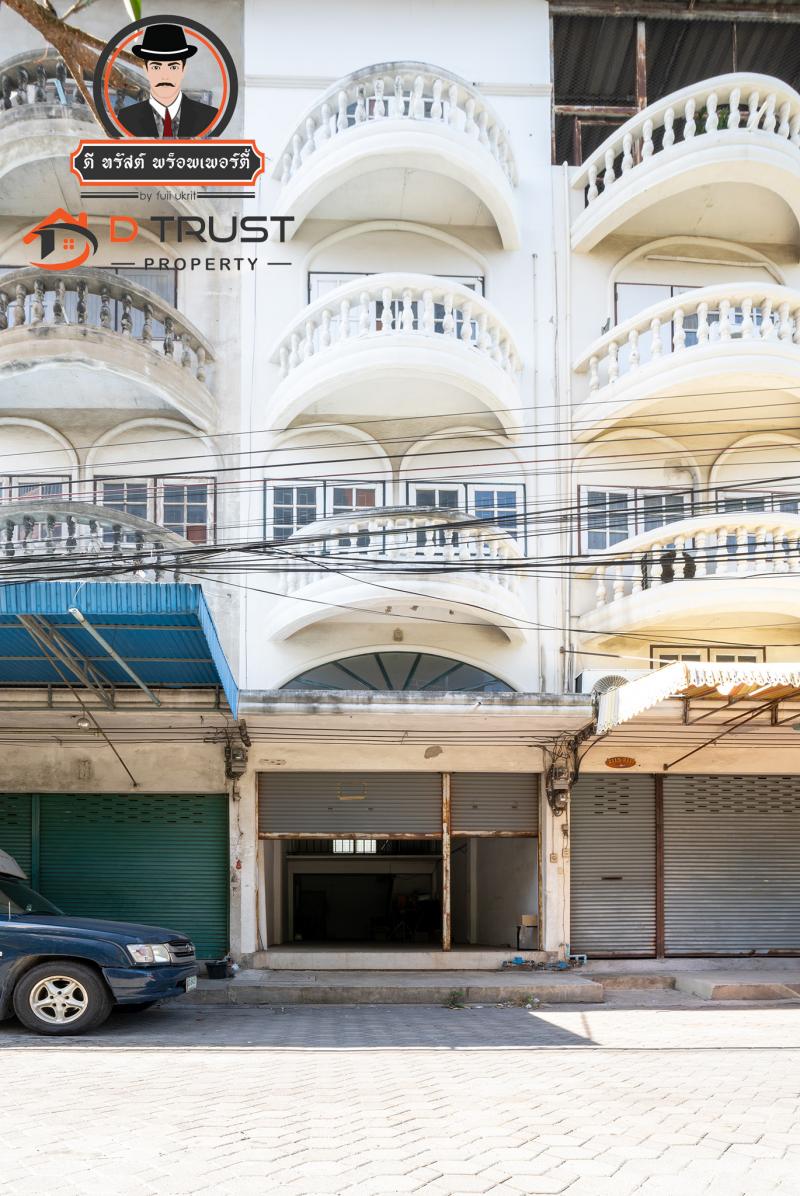 ให้เช่า ตึกแถว ถนนอ่อนนุช (อยู่ระหว่าง ซ.อ่อนนุช 41 เเละ 43) 4.5ชั้น เนื้อที่ 21ตร.ว. จอดรถได้ 1คัน เหมาะสำหรับทำเป็นสโตร์เก็บของ หรือธุรกิจต่างๆ ที่ไม่ต้องการพื้นที่จอดรถ ภายในตึกโปร่ง ทำเลตึกดี ใกล้ BTS สถานีศรีนุช 600เมตร๐ชั้น 1 : โซนเอนกประสงค์ / ห้องกั้นแยกด้านหลัง / พัดลมติดเพดาน / มีชั้นลอย / ปั้มน้ำ และเเทงค์น้ำ ชั้น 2 : มี 1 ห้อง / 1 ห้องน้ำ / พัดลมติดเพดาน 2 ตัว / โซนเอนกประส