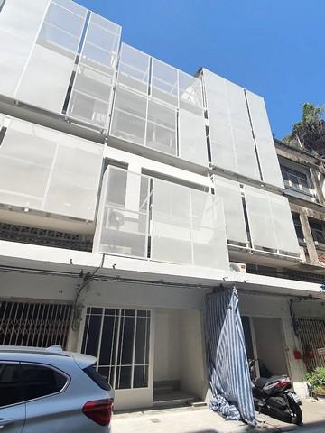 ให้เช่าอาคารพาณิชย์ 3.5 ชั้น ถนนสุขุมวิท ใช้สอยรวม 220 ตร.​ม. มีห้องน้ำ 2 ห้อง จอดรถได้ 2 คัน ห่างจากBTSบางจากเพียง 150 เมตร