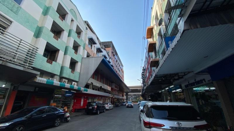 CH915 ให้เช่าอาคารพาณิชย์ เจ้เล้ง ดอนเมือง 1.5 คูหา 4 ชั้นให้เช่าอาคารพาณิชย์ขนาด 1.5 คูหา 4 ชั้น ทำออฟฟิศ, ค้าขาย เป็นที่พัก AirBNB หรือหน้าร้านขายสินค้า สนใจติดต่อ ชาญครับ 0945695997 ขนาด- อาคารพาณิชย์ ลึก 16 กว้าง 5 เมตร (ชั้นล่าง 1 คูหา ชั้นลอยขึ้นไป 2 คูหา)- พื้นที่ใช้สอย 600 (24 ตรว.)- ห้องเปล่าราคาเช่า 60,000 บาทต่อเดือน หรือ  พูดคุยได้ครับ (สนใจจริง)ประกัน 2 เดือนสัญญา 3 ปีหรือพูดคุยครับที่ตั