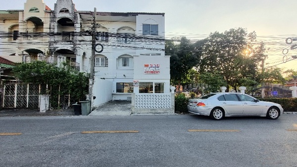  LIST 25799– ทาวน์โฮม 3 ชั้น Studio Office ถนนนวมินทร์ซอยนวมินทร์ 68 ใกล้ตลาดปัฐวิกรณ์– ทาวน์โฮม 3 ชั้นตกแต่งรีโนเวท สวยทันสมัย เรียบร้อยแล้ว พร้อมเข้าอยู่ได้เลย– บ้านเลขที่ 23/385 หน้าบ้านหันไปทางทิศเหนือ– เป็นบ้านหลังริมติดเพื่อนบ้านแค่ฝั่งเดียวหน้าบ้านติดถนนซอย– หน้ากว้าง 6 เมตรลึก 20 เมตร พื้นที่ใช้สอย 280 ตารางเมตร– ต่อเติมหลังคาลานซักล้างเป็นห้องครัวและ ที่ล้างจาน– พื้น