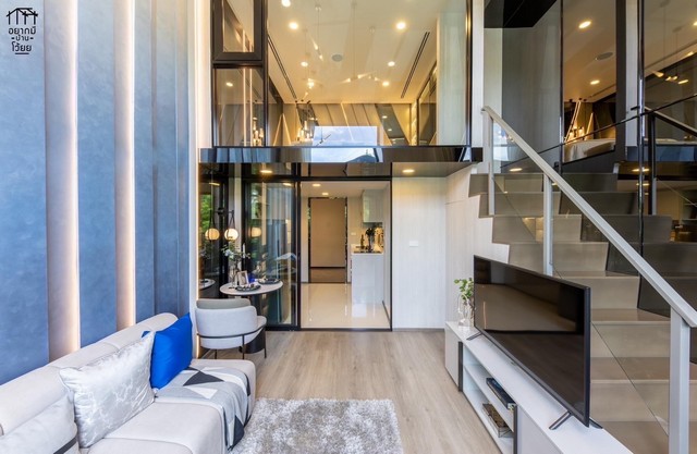 Sub0966 ขายใบจองค่ะ SO ORIGIN PHAHOL 69 STATION ห้อง DUPLEX 2 ชั้น(ไม่ต้องดาวน์ต่อ รอโอนทีเดียว)SO ORIGIN PHAHOL 69 STATION ห้อง DUPLEX 2 ชั้น  (owned)ราคาหน้าสัญญา 5,190,000รับส่วนลด 650,000 (+78,700จอง)เหลือวันโอน #4,461,300  บาท ขนาดห้อง 2 ชั้น30.30 sq.m (ล่าง)+ 13sq.m (บน)ขายราคาใบจอง 78,000 บาท Floor : 14 ของแถม * Digital door lock 1 รายการ* ก๊อกอ่างล้างจาน* เครื่องดูดควัน* แอร์ 12,000btu 1เครื่อง* แอร์ 24,000btu 1เครื่อง* ฉากกั้นอาบน้ำ* ชั้นวางทีวี* ชุดครัว* ชุดโต๊ะเครื่องแป้ง* ตู้รองเท้า* ต