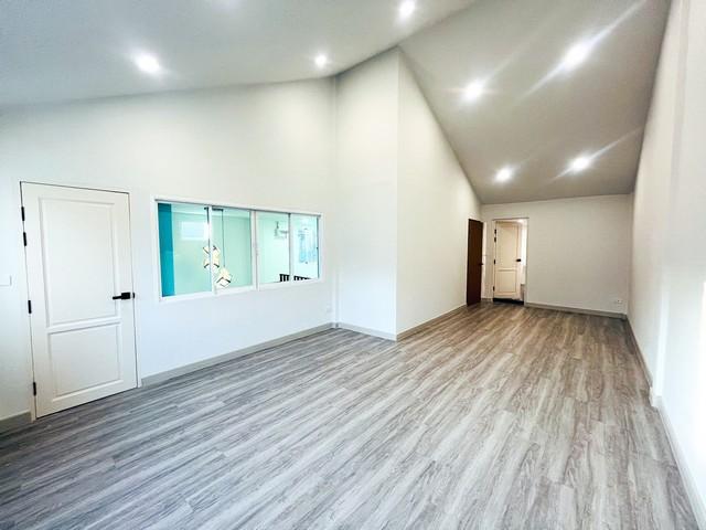 ขายทาวน์โฮม2ชั้นหมู่บ้านติดถนนอ่อนนุชหลังริมหันหน้าทิศใต้ สไตล์มินิมอล นอร์ดิก เพดานห้องนอนสูงโปร่ง รีโนเวทใหม่ทั้งหลัง