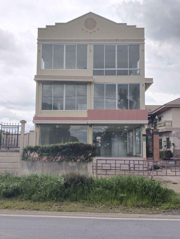 ให้เช่าโฮมออฟฟิศ2คูหา3ชั้น 260 ตร.ม.อาคารบ่ายทวีวัฒนากาญจนาภิเษกเขตทวีวัฒนากรุงเทพมหานครราคาเช่า 36,000 บาท / เดือน ( สัญญาขั้นต่ำ 1 ปี ประกัน 2 เดือน ล่วงหน้า 1 เดือน )ที่ตั้ง ถนนกาญจนาภิเษก ซอยทวีวัฒนา-กาญจนาภิเษก แขวงทวีวัฒนา เขตทวีวัฒนา กรุงเทพมหานครติดต่อ : คุณภัสพงณ์ 063-409-8164Line : deedaa23เนื้อที่ 60 ตารางวา พื้นที่ใช้สอย 260 ตารางเมตร จำนวน 2 คูหา 3 ชั้น 2 ห้องน้ำ จอดรถ 4 คันอาคารแยก