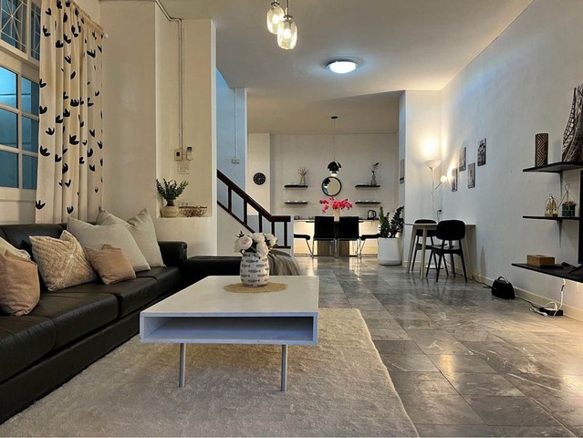 RTJ1437ให้เช่าทาวโฮมขนาดใหญ่ ซอย ศรีนครินทร์24 มบ. ศรีนครินทร์แกรนด์แมนชันเนื้อที่ 41ตร.ว. 300ตร.ม. 5ห้องนอน 4ห้องน้ำ  2 ที่จอดรถสนใจติดต่อคุณเจี๊ยบ 092-851-6969Line:keti2522ราคาเช่า 40,000/เดือน(ค่าส่วนกลางปีละ 3,600/บาท)สัญญาขั้นต่ำ 2ปีซ. หมู่บ้านศรีนครินทร์แกรนด์แมนชั่นแขวงสวนหลวง เขตสวนหลวง กรุงเทพมหานคร 10250ทั้งโครงการมี ประมาน40หลังคาเรือนเยี้ยงกับ มบ. กลางเมืองครัว เคาเตอร์ครัว ตู้้ย็น 20