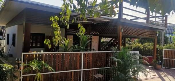 ให้เช่า 13,000 บาท/เดือน 45 ตรว. บ้านเดี่ยวชั้นเดียว #โซนแม่เหียะ #ใกล้ตลาดแม่เหียะ มีดาดฟ้าชม #วิวดอยสุเทพ #วิวดอยคำเนื้อที่ 45 ตรว.2 ห้องนอน 1 ห้องน้ำ1 ห้องครัว1 ที่จอดรถแอร์ 2 เครื่องเครื่องทำน้ำอุ่นโซฟา 1 ชุดราคาเช่า 13,000 บาท/เดือนแรกเข้า รวม 46,000 บาทสัญญา 1 ปี ไม่เลี้ยงสัตว์บริ​การยื่น​สินเชื่อ​ทุก​ธนาคาร​ฟรี​ ไม่มีค่าใช้จ่ายเอกสารที่ใช้ยื่นแบงค์สำหรับพนักงาน​ทำงานปร