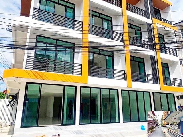 ตลาดปัฐวิกรณ์  นวมินทร์65-81 MRT บางกะปิ ให้เช่าอพาร์ทเม้นท์ 4 ชั้น ข้างล่างค้าขายได้ 4 คูหา 100ตรว. 400ตรม. 14นอน 17น้ำ 5จอดรถ 