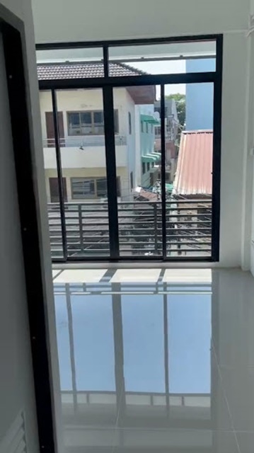 ให้เช่าอพาร์ทเม้นท์ 4 ชั้น นวมินทร์65-81 MRT บางกะปิ ข้างล่างค้าขายได้ 4 คูหา 102ตรว. 405ตรม. 14นอน 17น้ำ 5จอดรถ ตลาดปัฐวิกรณ์