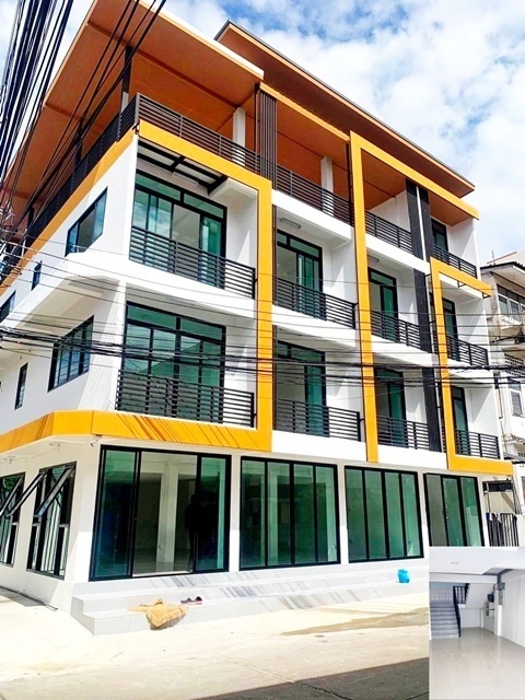 ให้เช่าอพาร์ทเม้นท์ 4 ชั้น นวมินทร์65-81 MRT บางกะปิ  ข้างล่างค้าขายได้ 4 คูหา 102ตรว. 405ตรม. 14นอน 17น้ำ 5จอดรถ ตลาดปัฐวิกรณ์  