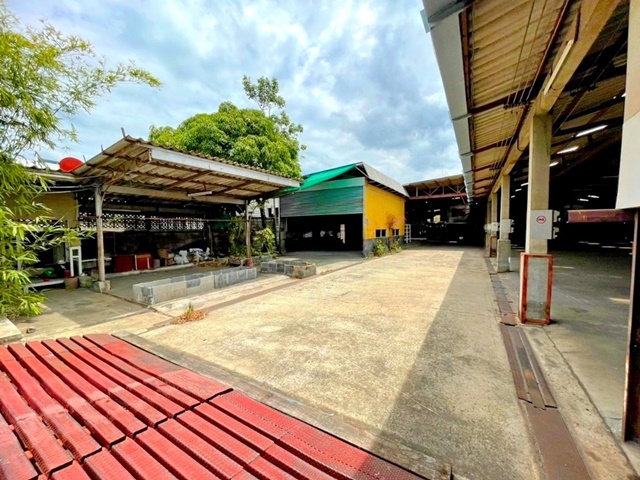 MRTศรีเอี่ยม  เมกา บางนา กม 22-26 ให้เช่าพื้นที่โรงงาน โกดังใหญ่มาก ย่านแถวบางนาตราด 3 ชั้น 1ไร่ 1,600ตรม. 10ห้อง 3น้ำ 5จอดรถ