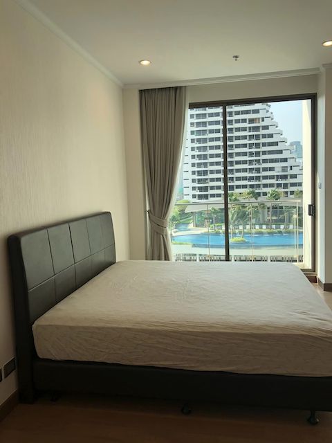 Supalai Oriental Sukhumvit 39, spacious, peaceful, livable, 10th floor, BTS Phrom Phong.***Service for selling/renting houses, condos and giving advice. If interested, contact at any time***Interested in additional details or pictures or making an appointment to see the room?Contact Ekachai (Aui)T. 089-799-5598Line ID: @auiauiaui001 (add @ in front)Room type: 1 bedroom, 1 bathroomSize 58 sq m., 10th floor, Building DNew, clean room, beautifully decorated, ready to move in.details-------------------------------------------------- ------------Rental price: 30,000 baht-------------------------------------------------- ------------* Complete electrical appliances- Air conditioning- fridge- TV- washing machine-------------------------------------------------- ------------*Facilities worth using- Infinity-Edge Swimming Pool & Jacuzzi- Sauna- Game Room (Snooker)- Aerobic & Yoga- Sky Lounge- Sky Lounge- Shuttle bus to the BTS and golf cart to pick up and drop off within the project.-----------