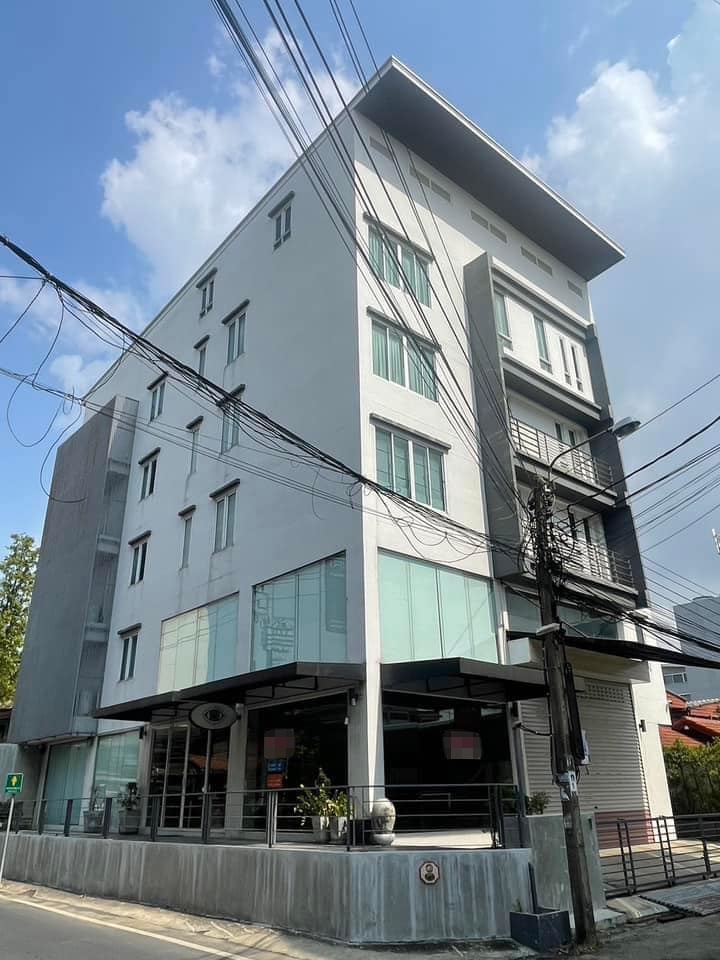 CH917 ให้เช่าอาคาร 4.5 ชั้น ย่านพระรามเก้า มีดาดฟ้า พื้นที่ 900 ตรม.ตึกอาคารให้เช่า (ที่หัวมุม) * ซอยพระราม 9 ซอย 43 (ใกล้เดอะไนน์ เเละทางด่วน) ติดต่อดูพื้นที่ 0945695997 ชาญครับราคาเช่า 120,000 บาท ต่อเดือนครับ- ขนาดที่ดิน 73. ตร.วา -อาคาร สูง 4 ชั้นครึ่ง (มีชั้นลอย เเละ ดาดฟ้า) -ชั้น5 เป็นดาดฟ้า + ที่เก็บของ-พื้นที่ใช้สอย รวมทั้งหมด 6ชั้น-พท ใช้สอย 900+ ตร.ม (ไม่รวม พท ดาดฟ้า)-10ห้อง , 9ห้องน้ำ-ลิฟท์สำ
