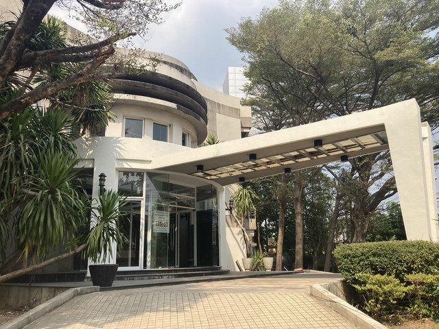 RPJ0407 ให้เช่าอาคารสำนักงาน เนื้อที่ 3ไร่ ถนนรามอินทรา เสรีไทย ที่จอดรถ 20 คันอาคาร  5ชั้น มีลิฟต์โดยสารสนใจติดต่อ คุณเจี๊ยบ092-851-6969Line:keti2522**ให้เช่า**เนื้อที่ 3 ไร่   พื้นที่ใช้สอยภายใน 3,000 ตารางเมตร มีแอร์ครบ ปรับปรุงใหม่ทั้งหลังจอดได้ 15-20 คันราคาเช่า 400,000 บาท/เดือน ( ประกัน3 ล่วงหน้า1 )ที่ตั้ง : ถนนรามอินทรา แขวงคันนายาว เขตคันนายาว กรุงเทพมหานครอาคารสำนักงาน 5ชั้น ถนนรามอินทรา 