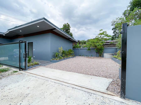 Urgent sale, one-story detached house, 2 rooms, 2 roomsReceive great value furniture. Beautiful house in modern style, newly renovated, ready to move in.Location: Lamai Subdistrict, Koh Samui District, Surat Thani Province..At a special price of only 3,900,000 baht.details:- Land area: 212 square meters- Near Lamai Beach, Lotus Lamai branch only 7-10 minutes (2.7 only)- An area suitable for relaxation with complete privacy..Features:- Lamai shops and fresh markets-Be patient and wait.- Good price for the new year**Beautiful house with built-in interior and exterior renovations. Complete with many extras, ready to move in**.details:- 2 characters- 2 rooms- Region- Washing zone- Parking- Private fence.Only private artesian wells.Make an appointment to view the house atTel: 089-633-1978.#Single house #House for sale #Good location #Modern style #2 bedrooms, 2 bathrooms #Free furniture #Good area #Sea#Lamai #Lotus #Cache #Shop #Fresh Market #Beautiful Renovation #Artesian Well #Good Price#