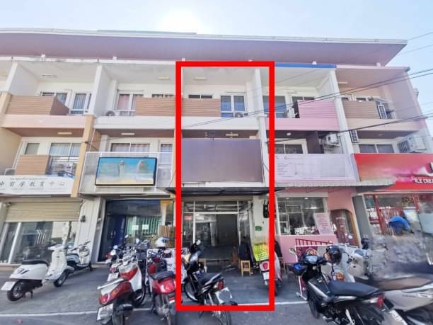 ทำเลดีที่สุด​ คุ้มสุดในย่านนี้ ขายด่วน 7.8 ล้าน อาคารพาณิชย์​ 3 ชั้น #โซนสุเทพ #หลังมช.​ #ตรงข้ามประตูวิศวะ #ขายพร้อมผู้เช่ารับรายได้เดือนละ​20,000​ บาท (ปัจจุบันเปิดร้านอาหาร)ที่ดิน​ 16​ 5/10 ตารางวาพื้นที่ใช้สอย​ 160​ ตารางเมตรหน้ากว้าง 4 เมตร ลึก 12 เมตรชั้น 1​ กั้นห้องให้แล้ว​ 1 ห้องน้ำ 1 ห้องครัว​ มีแอร์​ 18000 btu ​1 ตัวชั้น​ 2 กั้นห้องนอน​ 2 ห้อง​ ห้องแต่งตัว​ 1 ห้อง ห้องน้ำ​ 1 ห้อง