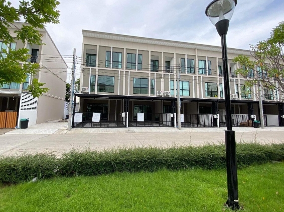  ให้เช่าทาวน์โฮม3ชั้น พาทิโอศรีนครินทร์ พระราม9 บ้านใหม่มีเฟอร์ แปลงมุม ถนนกรุงเทพกรีฑา