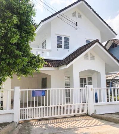 ติดต่อ หลิน 088 598 6998 Line ID: positive.gaขาย & ให้เช่า  ขาย 2.5 ล้านบาท ให้เช่า 13,000 /เดือน (สัญญา 1 ปี)บ้านเดี่ยว ปรับปรุงใหม่ทั้งหลัง ใกล้ตัวเมือง  มบ.ขวัญเวียง โซนสันผักหวาน อ.หางดง   ติดถนนวงแหวนรอบ 3 .พื้นที่ใช้สอย 53 ตร.ว3 ห้องนอน 2ห้องน้ำ 1ห้องอเนกประสงค์1 ห้องน้ำนอกอาคารบ้านหันหน้าทิศตะวันออก (ไม่ร้อน เย็นสบาย)ที่จอดรถ 1 คันมีพื้นที่ห้องครัว ห้องรับแขก และดาดฟ้า.พร้อมเฟอร์นิเจอร์- 3 เค