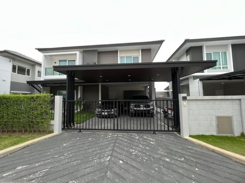 BH2630 ให้เช่า  CENTRO พระราม 9 – กรุงเทพกรีฑา บ้านเดี่ยวซีรีส์ใหม่ ใกล้ทางด่วน และ มอเตอร์เวย์contact : คุณบัว Bua Agent 0936464597, 0826914598Line : Bua093เช่า   89,000 บ./เดือน  (ประกัน 3 เดือน + ล่วงหน้า 1 เดือน) *งดเลี้ยงสัตว์ขาย  13ลบ. โอนคนละครึ่งBH2630 บ้านเดี่ยว 2 ชั้น 60.4 ตรว. 210 ตรม. 4 นอน 3 น้ำ 2 ครัว 2 เล่น 2 จอดต่อเติม built-in เฟอร์ พร้อมอยู่ บ้านดูแลดี ทิศใต้ ใกล้ส่วนกลาง ถนนหลักโครงการ เงียบสงบ แต่ไปพระราม 9 New CBD เพียง 15 นาที ใก