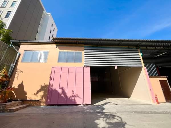 ให้เช่าโกดัง-มีออฟฟิศ ย่านดินแดง 470 ตรม. หลังคาสูง 7 เมตร  แอร์ 6 ตัว ที่จอดรถหน้าโกดัง 6 ล้อเข้าได้ 