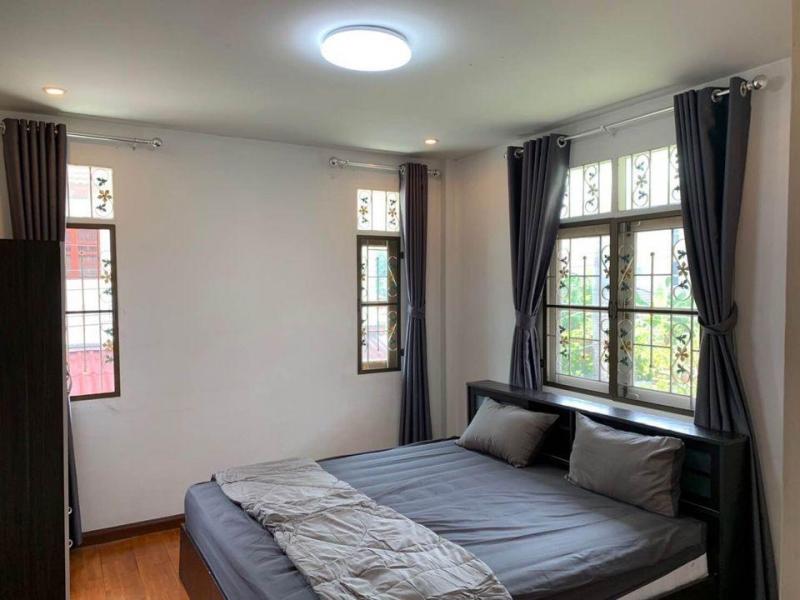 ให้เช่าบ้านแฝด ลาดพร้าว 101 หมู่บ้านศิริเทพเทพ ขนาด 3 ห้องนอน 3 ห้องน้ำ พื้นที่ใช้สอย 175 ตรม. 2 ที่จอดรถ เฟอร์นิเจอร์-และเครื่องใช้ไฟฟ้า