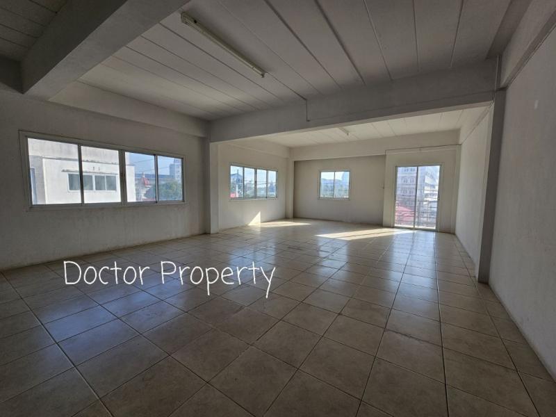 Commercial building for sale, 3.5
 floors, corner room, very good location, opposite Sarasasan School, Pracha
 Uthit 90.
 
  
 
 Project: Wiset Suk Nakhon 16 Pracha Uthit 90
 
 Location: Soi Pracha Uthit 90, Pracha Uthit Road, Nai
 Khlong Bang Pla Kot Subdistrict. Phra Samut Chedi District Samut Prakan
 Province
 
 Property code: SH2424
 
  
 
 Price: 6,500,000 baht
 
  
 
 Type : Commercial building
 
 Height: 3.5 floors
 
 Area: 25.4 square meters
 
 Parking capacity: 2 cars
 
  
 
 Additional details:
 
 - There is an open space at the back.
 Expand the kitchen to be spacious.
 
  
 
 Travel and nearby places:
 
 - Opposite Sarasas Witaed Suksa School
 
 - Village Hub community mall 350
 meters
 
 - Lotus Express 500
 meters
 
 