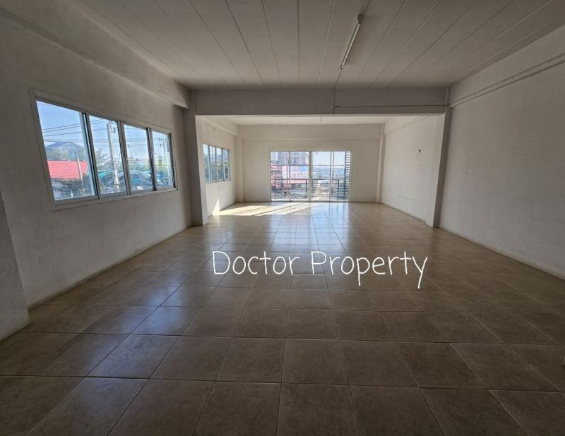 Commercial building for sale, 3.5 floors, corner room, very good location, opposite Sarasasan School, Pracha Uthit 90.