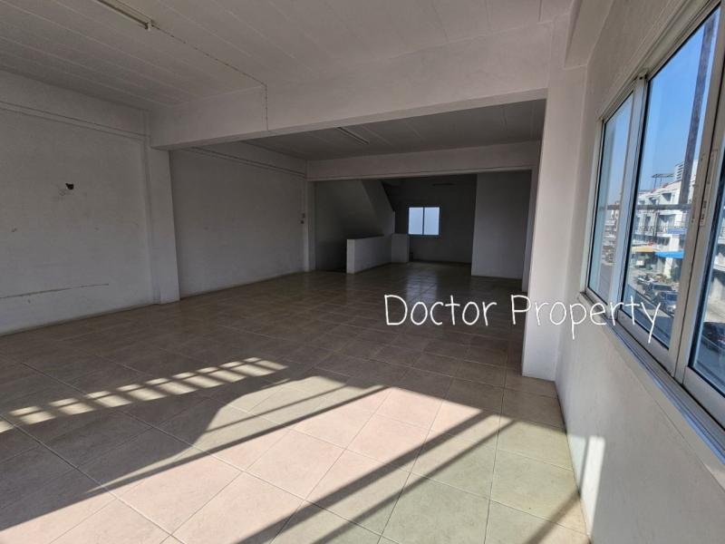 Commercial building for sale, 3.5 floors, corner room, very good location, opposite Sarasasan School, Pracha Uthit 90.