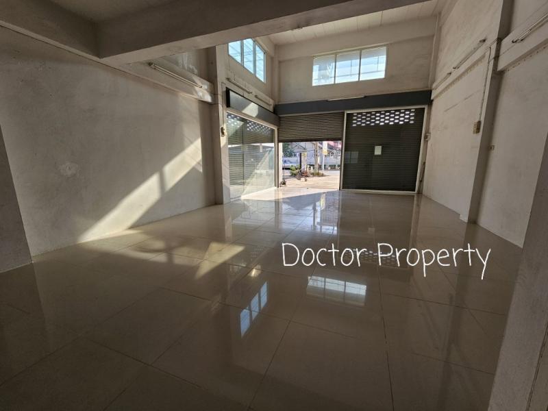 Commercial building for sale, 3.5 floors, corner room, very good location, opposite Sarasasan School, Pracha Uthit 90.
